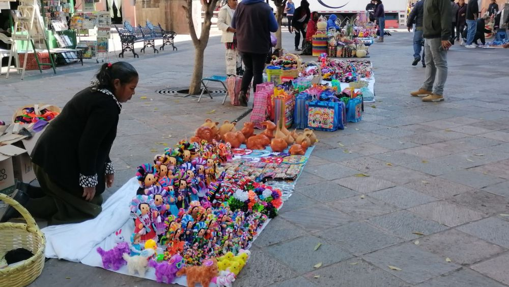 Piden artesanos espacios para vender artesanías en época navideña en Querétaro.