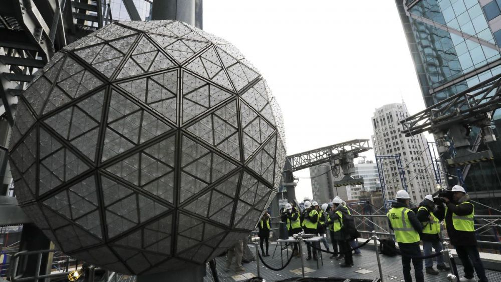 La bola de Times Square, lista para marcar la entrada de 2023. EFE/Peter Foley.