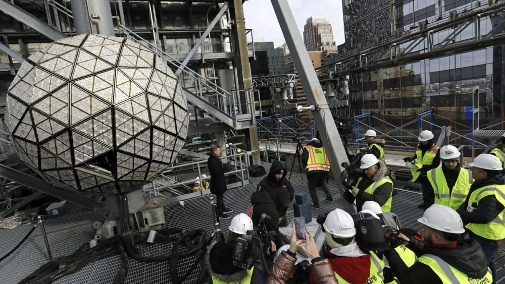 La bola de Times Square, lista para marcar la entrada de 2023. EFE/Peter Foley.