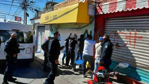 Grupo de choque agrede a periodistas y vecinos en El Porvenir.