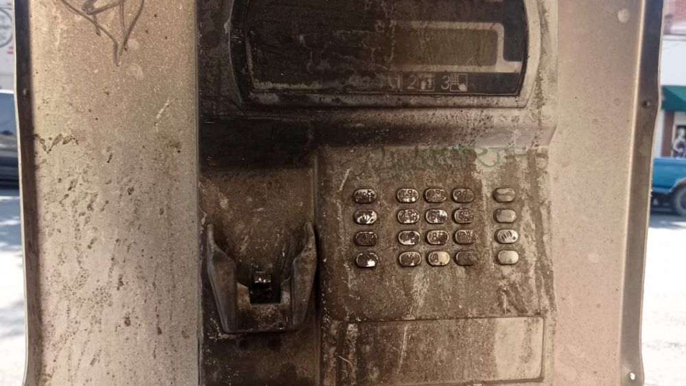 Teléfonos públicos obsoletos afectan imagen en San Juan del Río.