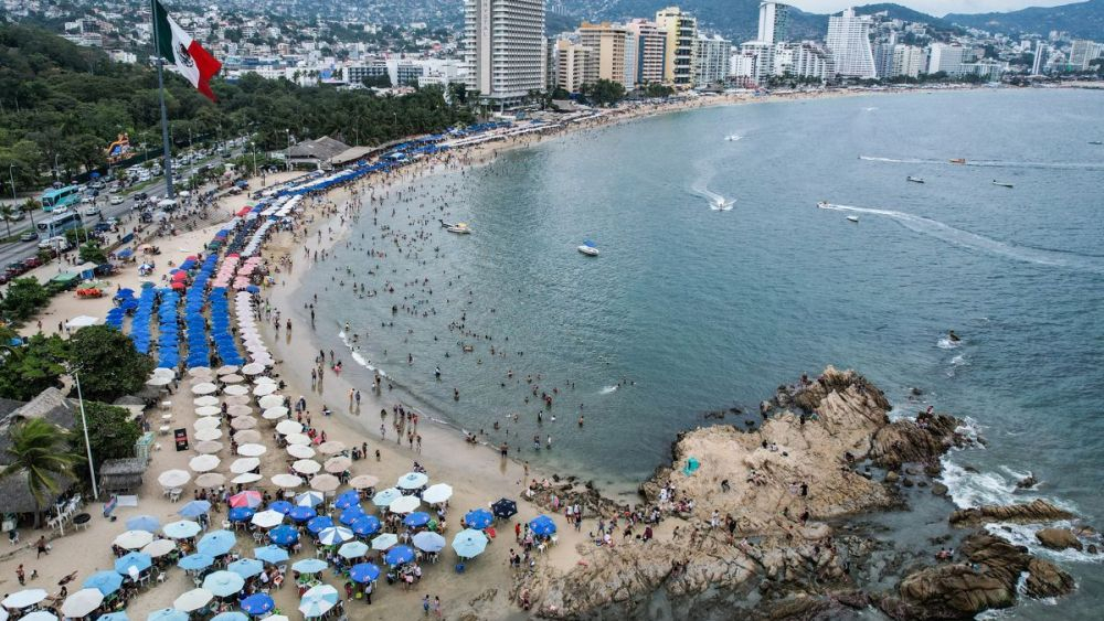 Repunta el turismo y los mexicanos abarrotan las playas para Año Nuevo. EFE/David Guzmán.