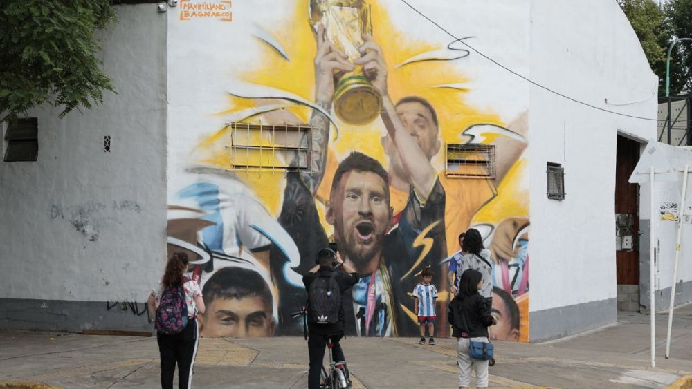 Messi y la Copa del Mundo: un idilio que decora las calles de Argentina. EFE/ Juan Ignacio Roncoroni.