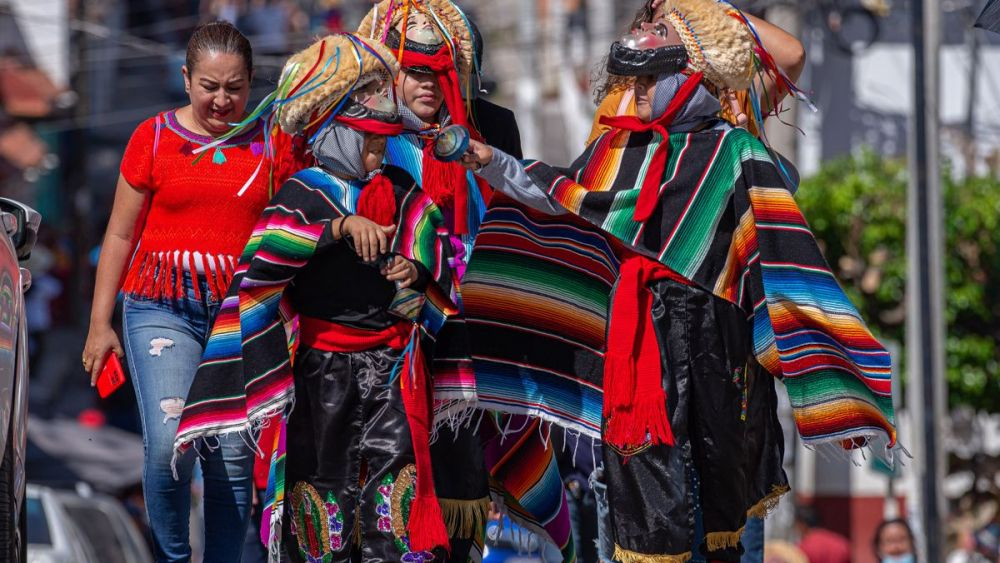 Indígenas danzantes reactivan celebración del Niño de Atocha en sur de México. EFE/Carlos López.