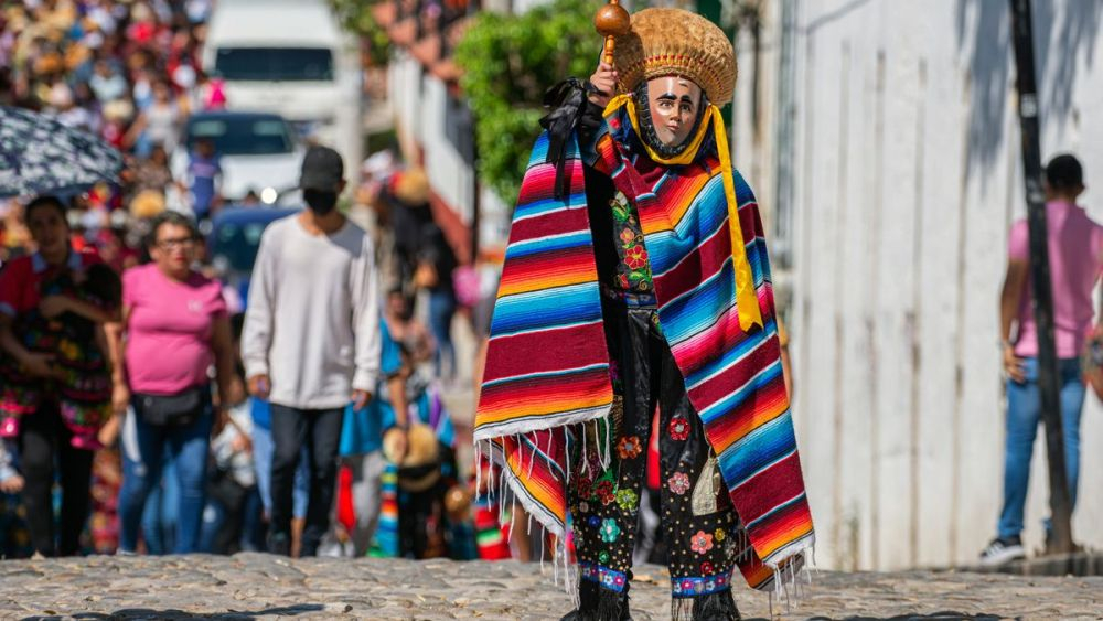 Indígenas danzantes reactivan celebración del Niño de Atocha en sur de México. EFE/Carlos López.