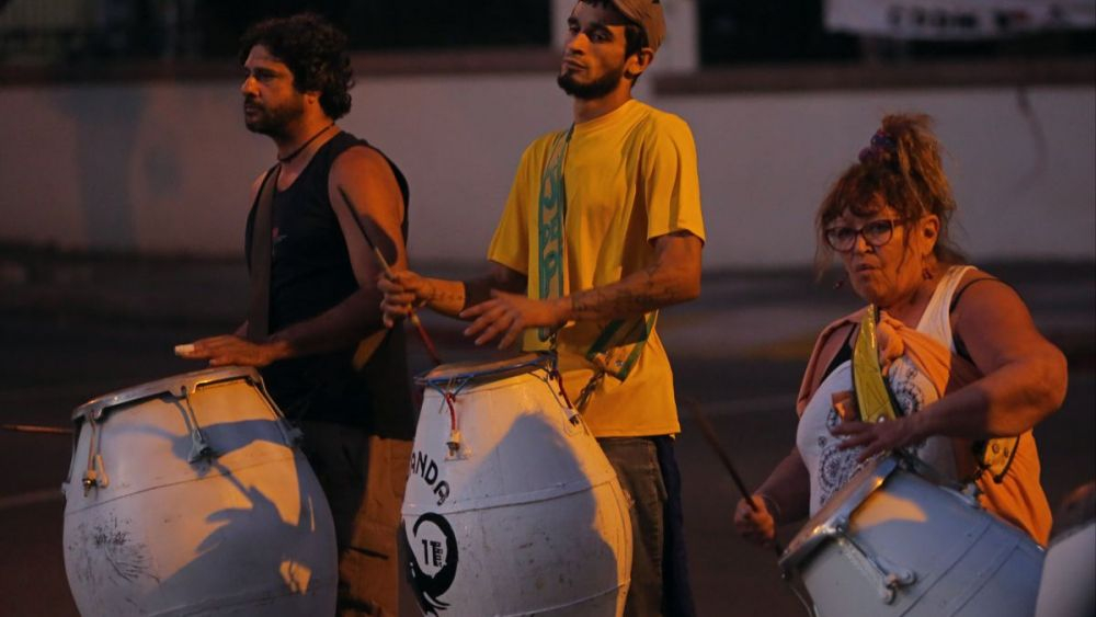 Con color y ritmo de tambores, comparsas uruguayas celebran a San Baltasar. EFE/ Alejandro Prieto.