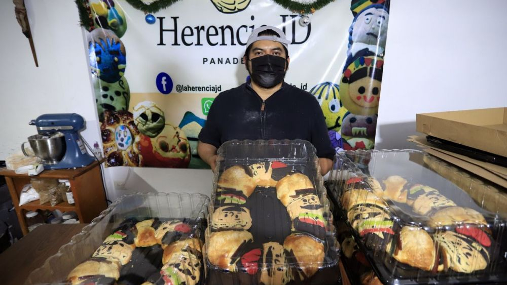 Panaderos mexicanos crean roscas de reyes con la imagen de AMLO. EFE/ Hilda Ríos.