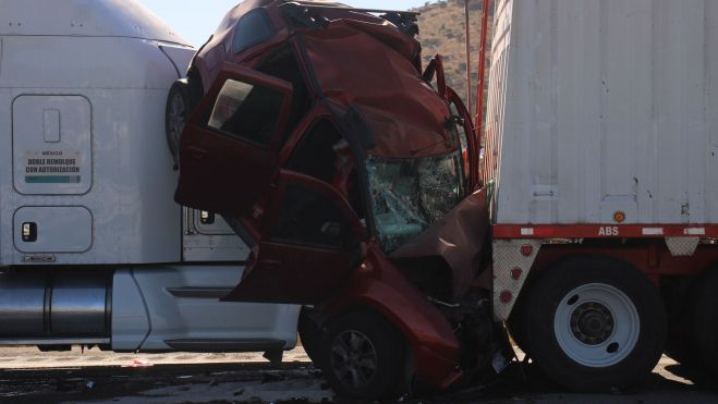 Dos tráilers con doble remolque tipo tolva de la empresa Autolíneas Cavazos Garza Hermanos, involucrados en espectacular accidente en la México Querétaro.