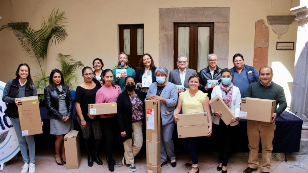 SEDEQ entrega equipo de robótica a escuelas de Querétaro.