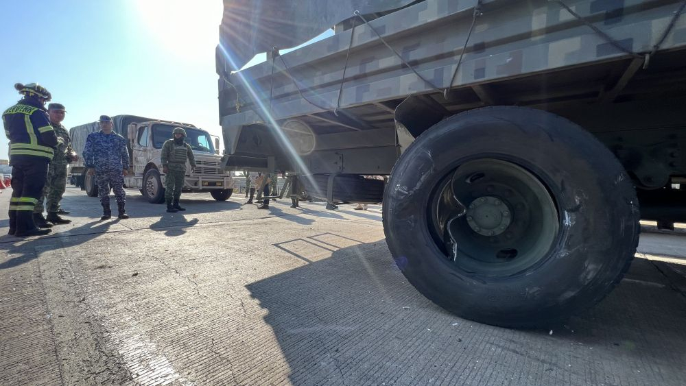 Convoy de militares impactado por un camión de carga en la autopista México Querétaro.