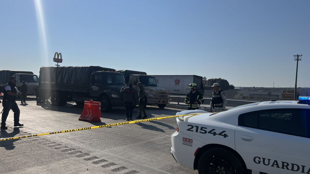 Convoy de militares impactado por un camión de carga en la autopista México Querétaro.