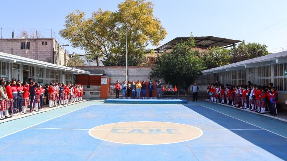 Apoya Memo Vega al deporte en escuela del Barrio de la Cruz, en San Juan del Río.