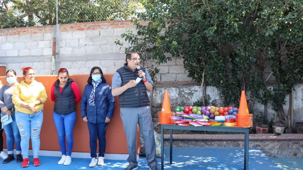 Apoya Memo Vega al deporte en escuela del Barrio de la Cruz, en San Juan del Río.