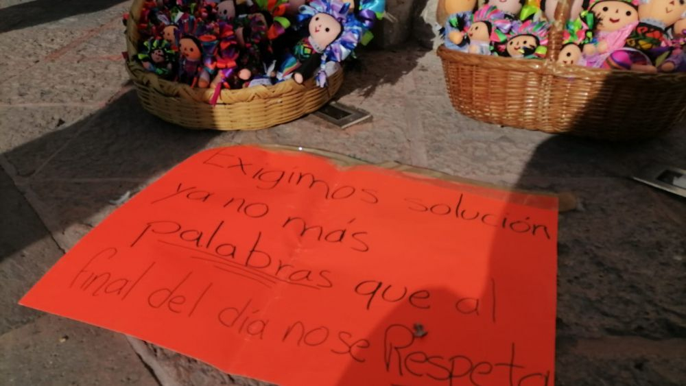 Denuncian artesanos indígenas racismo y falta de acuerdos en Querétaro.