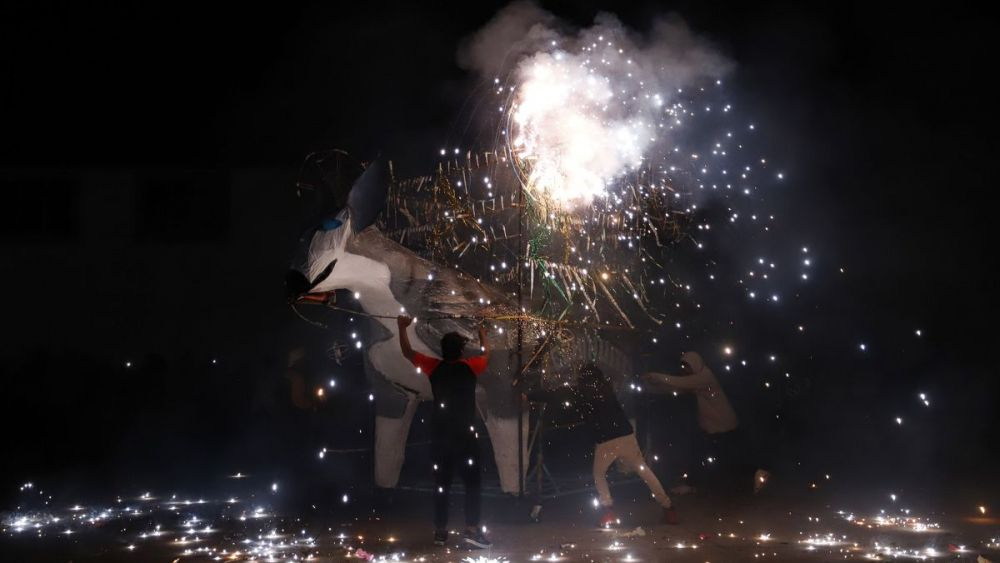 Coheteros del centro de México festejan su día con pirotecnia monumental. EFE/Hilda Ríos.