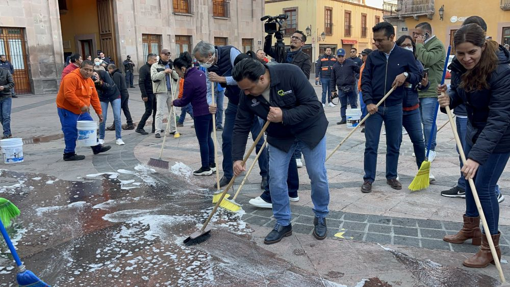 Encabeza Luis Nava primera jornada de limpieza en Centro Histórico de Querétaro.