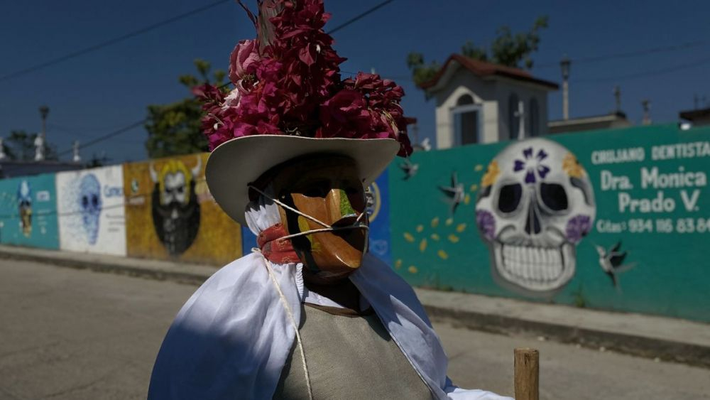 Tras la pandemia reanudan el carnaval enigmático en Tabasco. EFE/Manuel López.