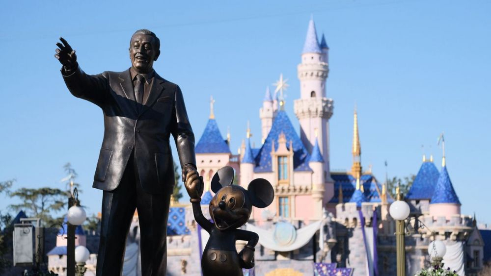 Disney inaugura una temporada centenaria en su parque temático de California. EFE/ Guillermo Azábal.
