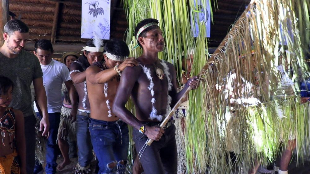 Bailar, una estrategia de indígenas colombianos para recuperar su cultura. EFE/ Juan Diego López.