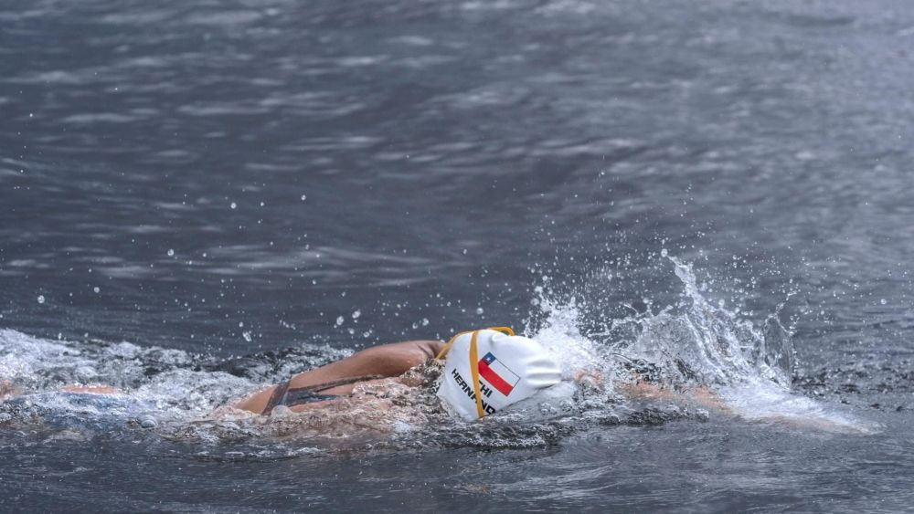 Nadadora chilena Bárbara Hernández realizará el nado más largo en aguas de la Antártida.