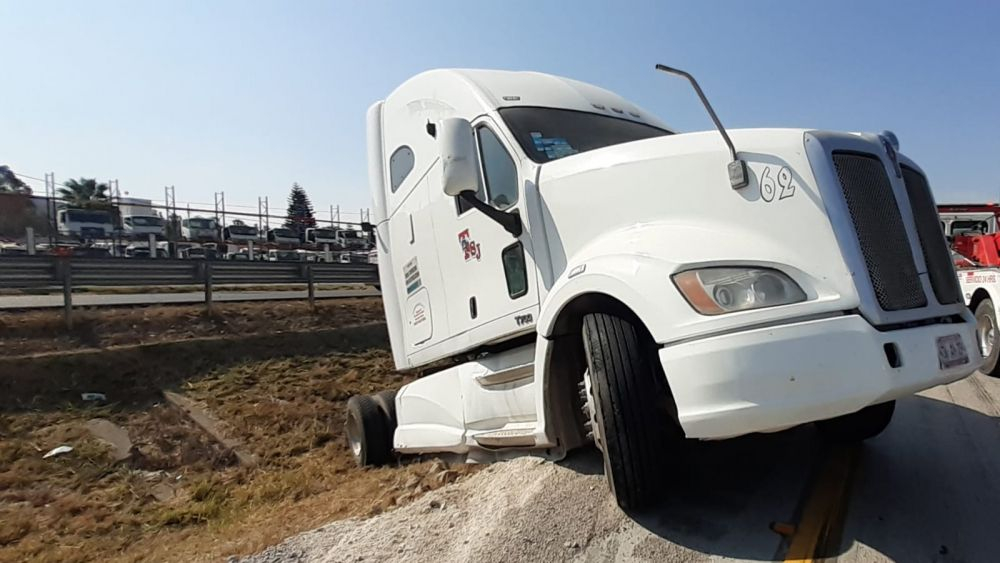 Tractor derrapa en la México Querétaro y cae al divisor central.
