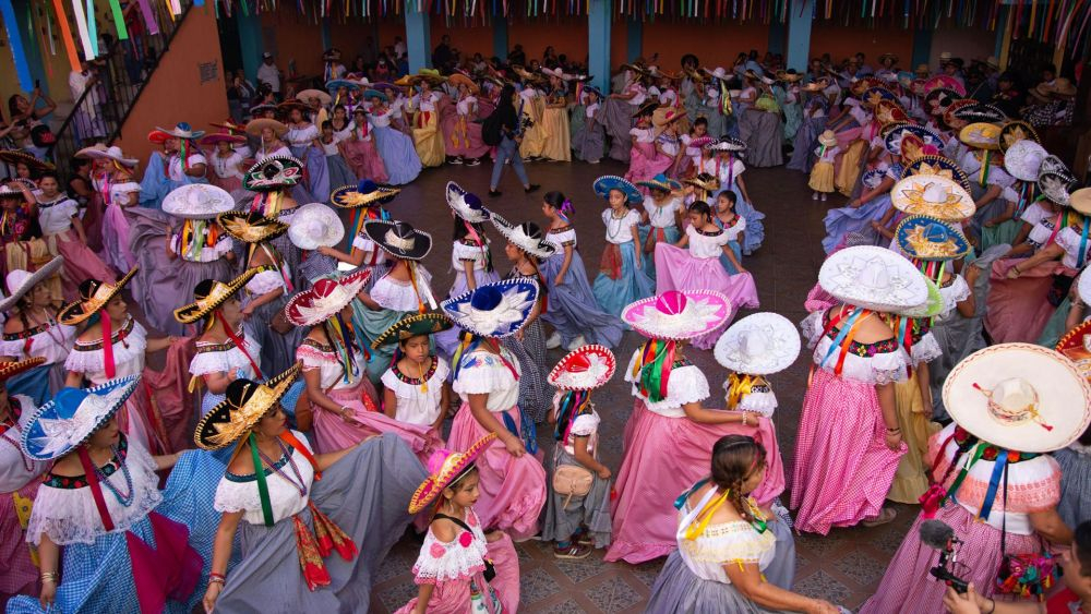 Mujeres indígenas bailan en Chiapas por el Día de la Candelaria. EFE/Carlos López.