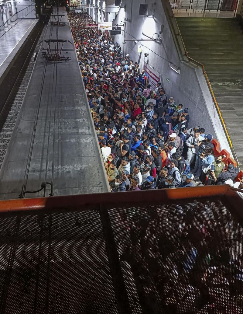 El temor viaja en el metro de Ciudad de México bajo la sombra del sabotaje. EFE/ Isaac Esquivel.