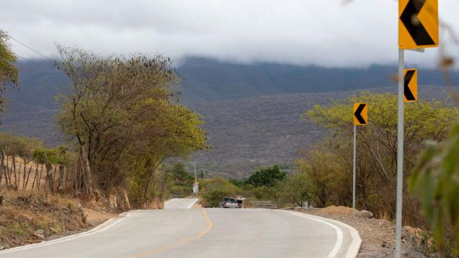 Modernizan camino a la comunidad El Rayo, en Jalpan.