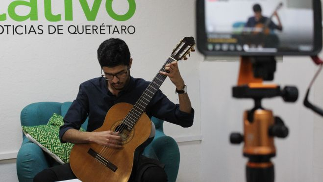 Sergio Alejos, guitarrista queretano y apasionado por amor al arte.