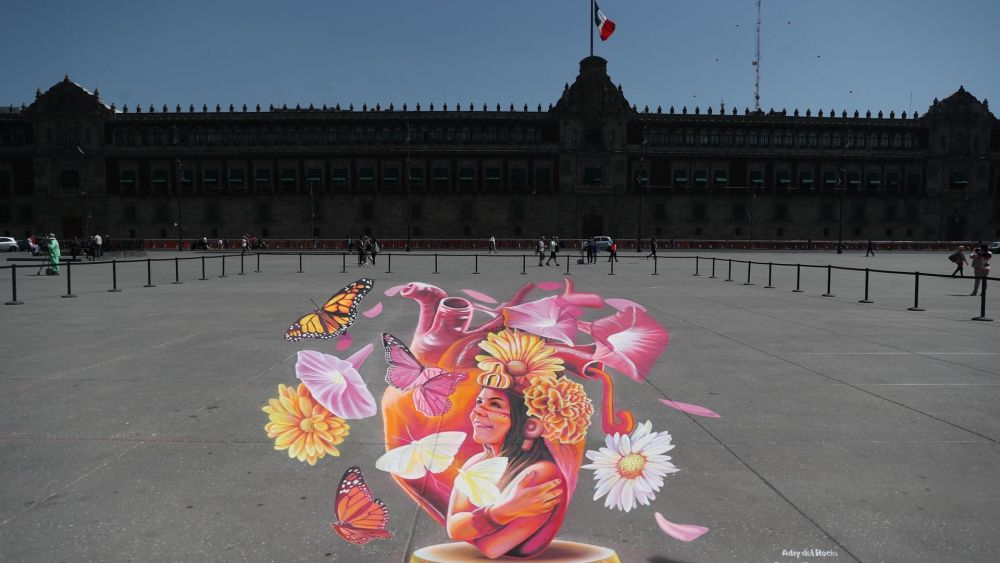 Cuatro corazones en 3D decoran el centro de la Ciudad de México. EFE/Sáshenka Gutiérrez.