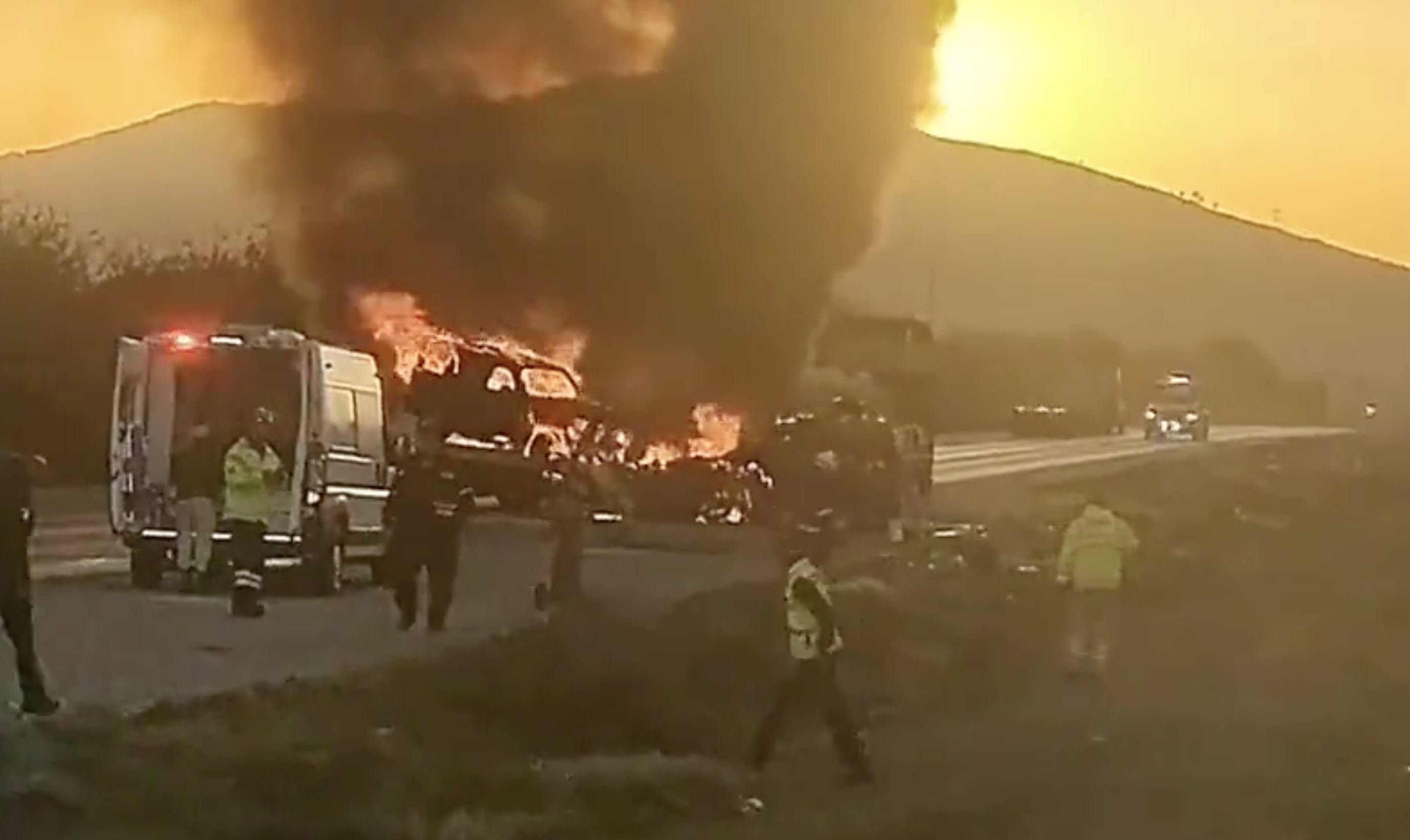 Incendio por accidente en la México Querétaro consume tres vehículos.