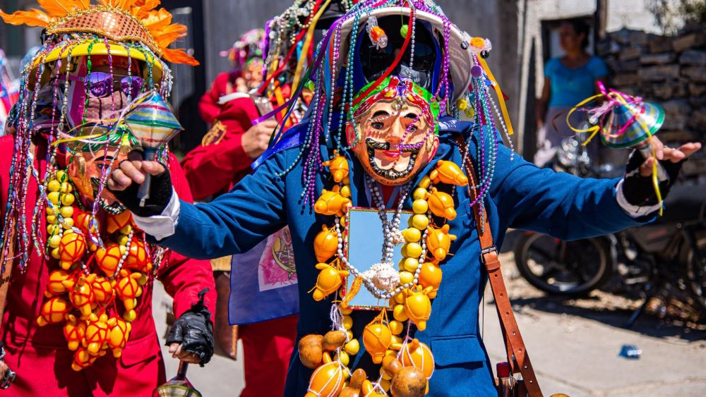 Descendientes mayas tzeltales bailan para atraer lluvias en Chiapas. EFE/Carlos López.
