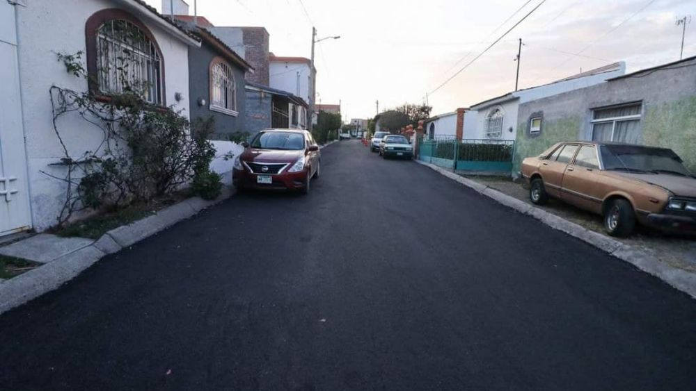 Roberto Cabrera recorre calles rehabilitadas de Haciendas del Pedregal.
