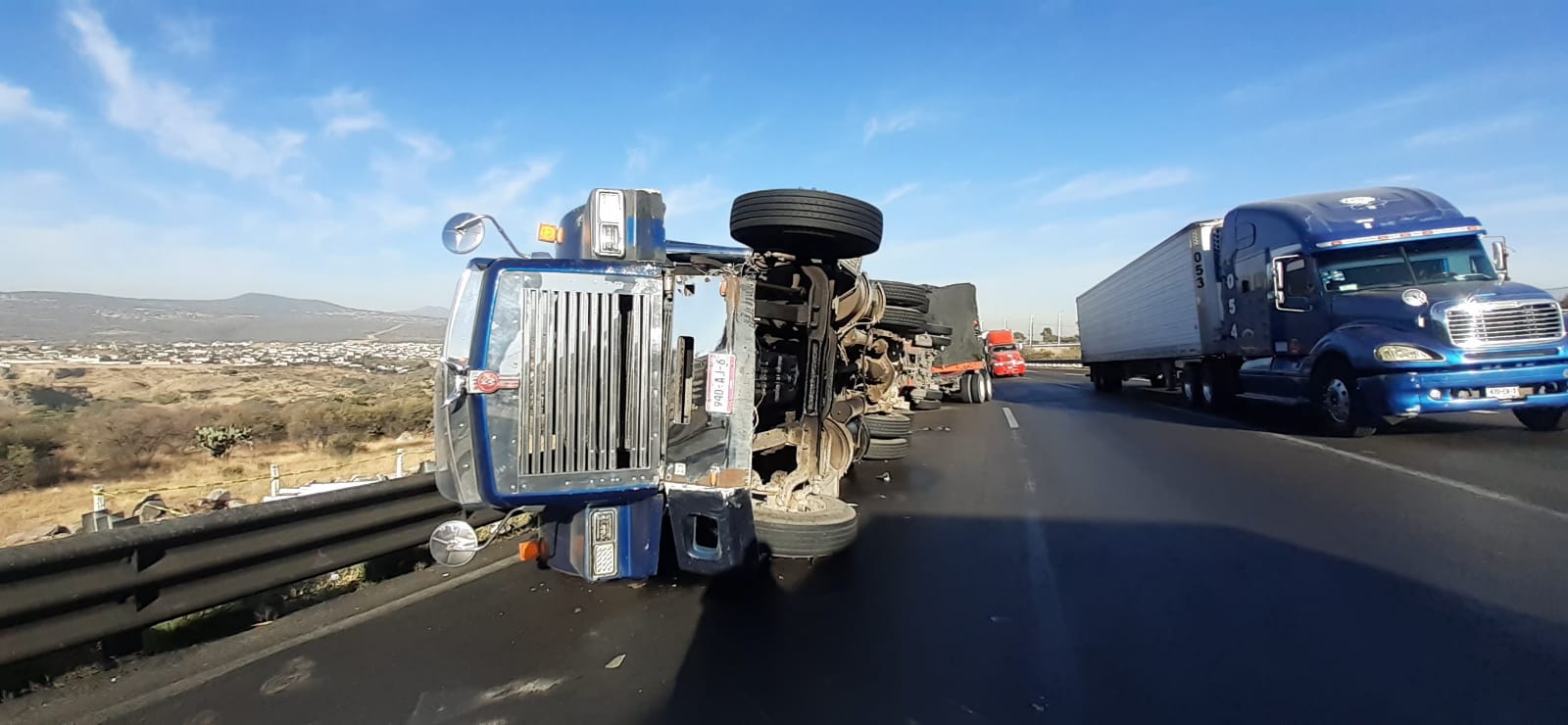 Volcadura De Tráiler En La México Querétaro 9343