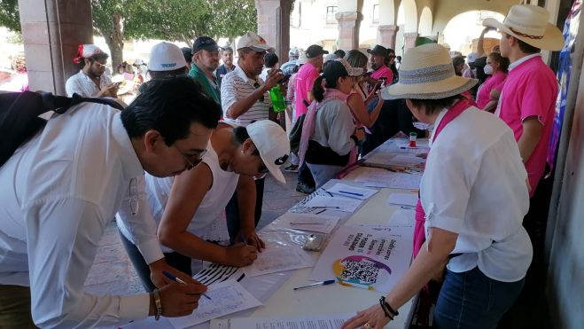 Cientos de ciudadanos de Querétaro se manifiestan en defensa del INE.