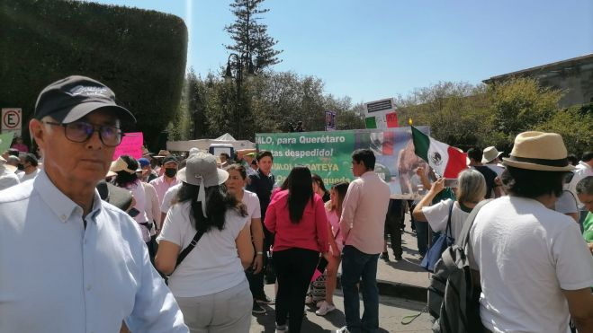 Cientos de ciudadanos de Querétaro se manifiestan en defensa del INE.