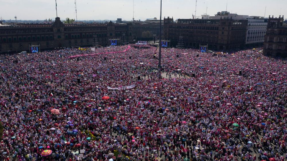 Miles de ciudadanos piden al Supremo mexicano echar atrás el "plan B". EFE/Madla Hartz.