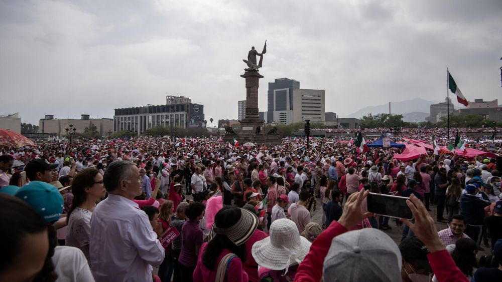 .Miles de ciudadanos piden al Supremo mexicano echar atrás el "plan B". EFE/Miguel Sierra.