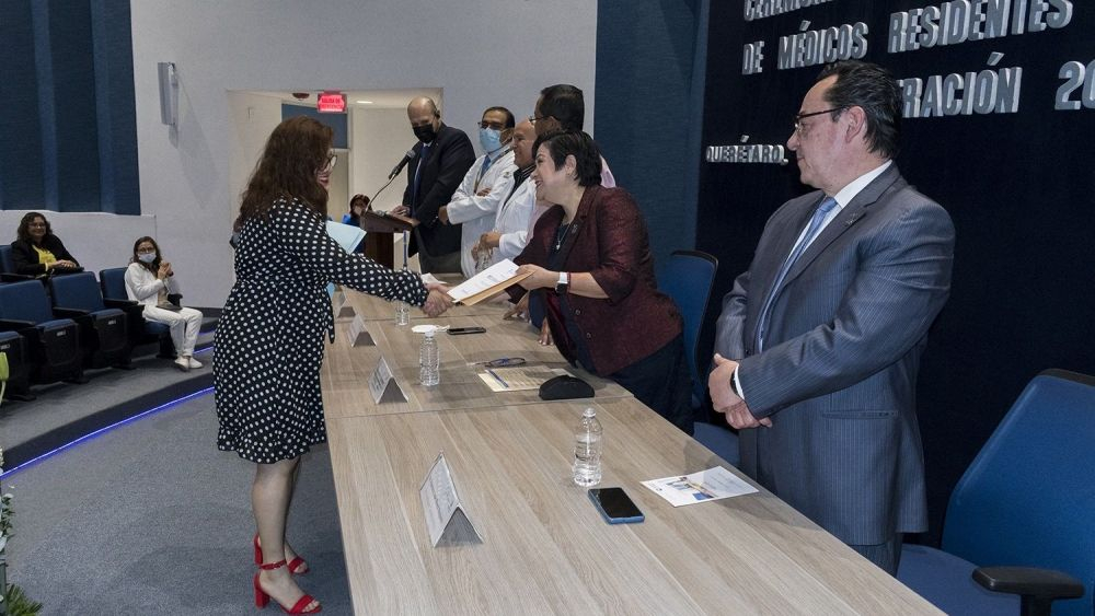 Encabeza Secretaria de Salud ceremonia con Médicos Especialistas del Hospital General de Querétaro.