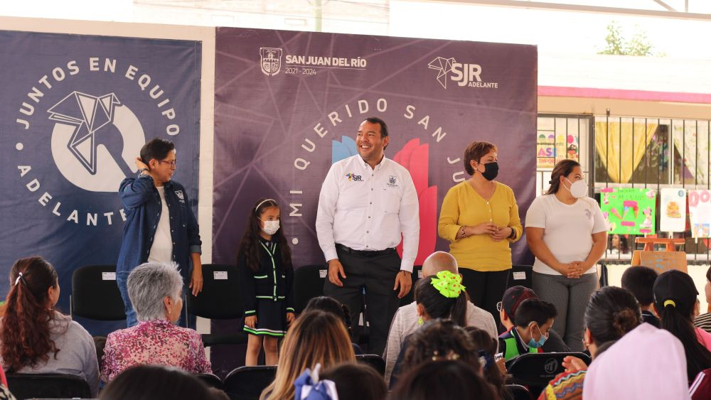 Roberto Cabrera entrega apoyos al jardín de niños de la colonia México.