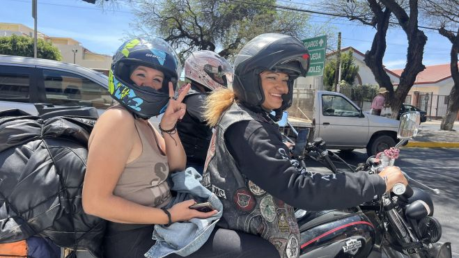 Mujeres bikers realizan concentración en Querétaro.