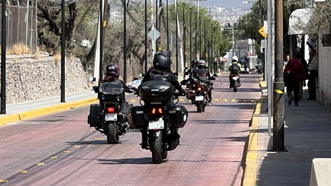Mujeres bikers realizan concentración en Querétaro.