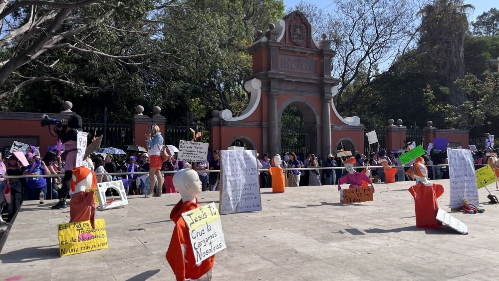  Más de 15 mil mujeres salieron a las calles este 8M en Querétaro en protesta contra la violencia.