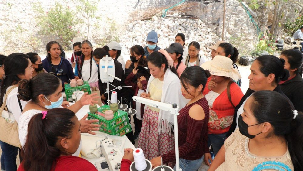 Entregan máquinas de coser, planchas de vapor y materiales de trabajo a mujeres de Tolimán.