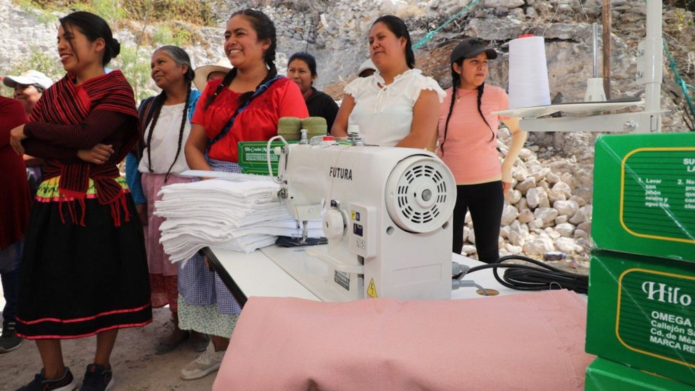 Entregan máquinas de coser, planchas de vapor y materiales de trabajo a mujeres de Tolimán.