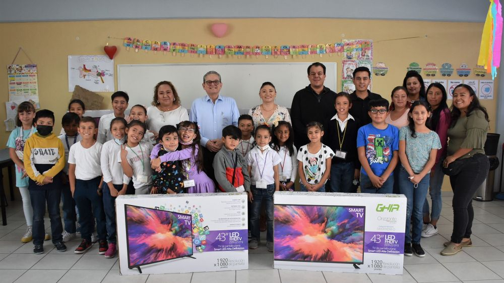 Entregan equipos electrónicos a primaria "Rogelio Garfias" en el municipio de Querétaro.