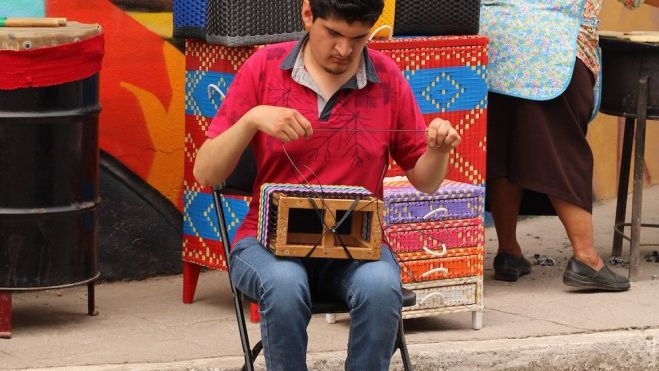 Josué, es un joven oriundo de la comunidad de El Carrizo, aprendió desde niño a realizar bolsas tejidas con fibra de plástico o bejuco, y con el paso del tiempo ha mejorado su técnica hasta convertirse en un artesano.