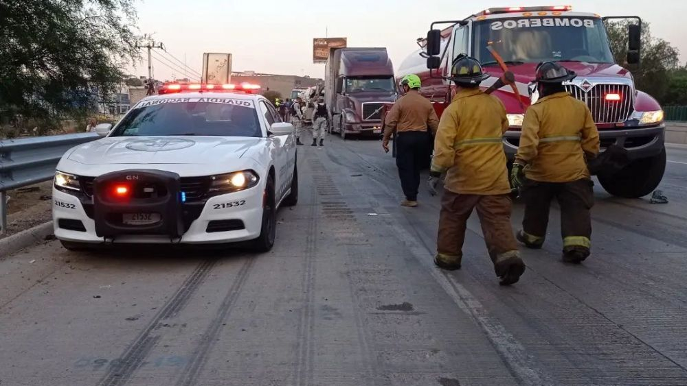 Tráiler ganadero embiste camioneta y vehículo en la autopista México - Querétaro, a la altura de San Juan del Río.