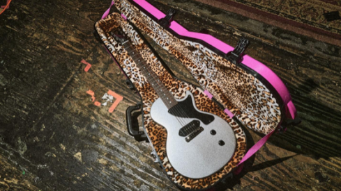 Billie Joe Armstrong presenta su nueva guitarra de colección. Fotos cortesía Gibson.