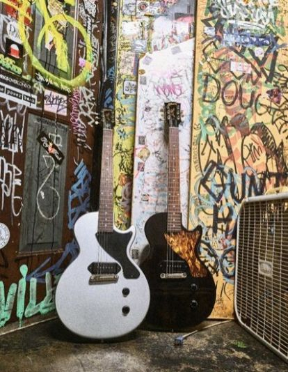 Billie Joe Armstrong presenta su nueva guitarra de colección. Fotos cortesía Gibson.